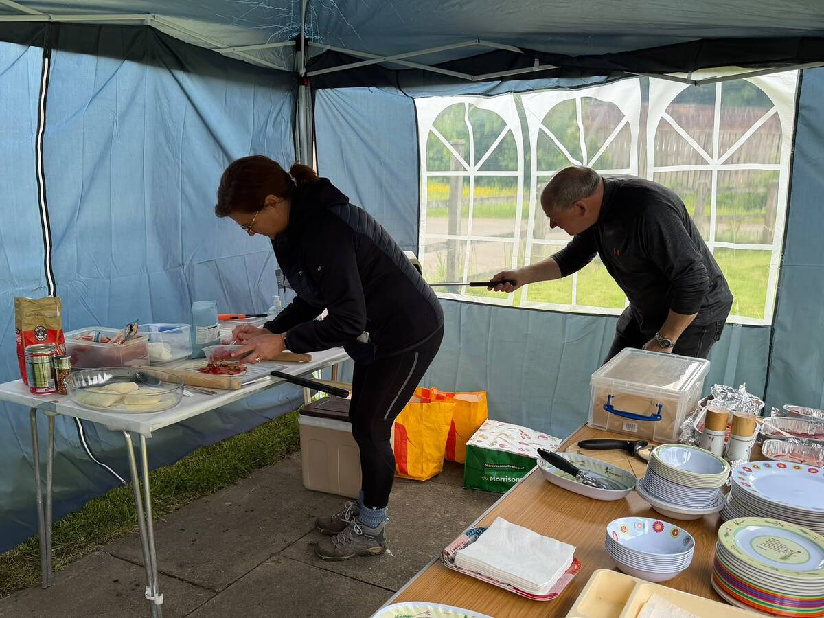 Co-ordinated activity in the piza tent